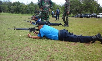 36 Petugas Lapas Latih Kemampuan Menembak