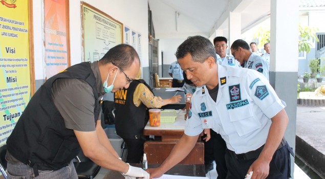 Petugas dan WBP Lapas Sumedang Jalani Tes Urin