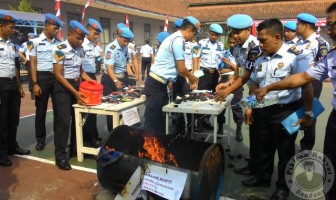 Rutan Kebonwaru Musnahkan Ratusan Ponsel Napi