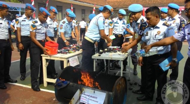 Rutan Kebonwaru Musnahkan Ratusan Ponsel Napi