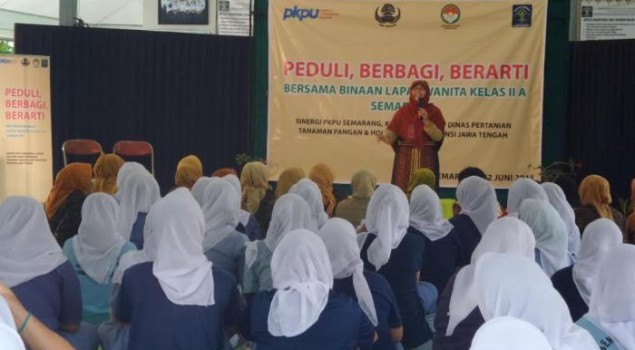 Warga Binaan LP Wanita Semarang Belajar Pakai Jilbab