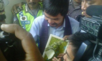 Kunjungi Mary Jane, Pacquiao Dapat Hadiah Batu Akik & Syal