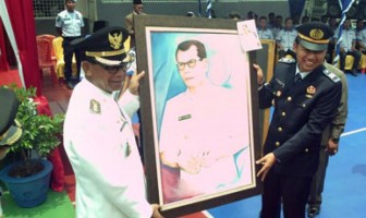 Bupati Terkesima Menerima Lukisan Dirinya Karya Warga Binaan Rutan Bagansiapiapi