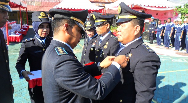 9 Pegawai Lapas Narkotika Sungguminasa Dianugerahi Tanda Kehormatan