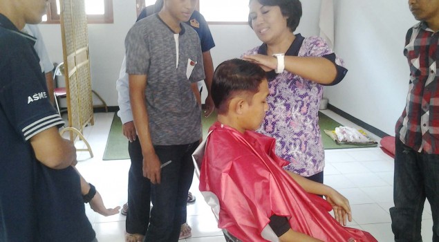 10 Klien Bapas Kediri Dapat Pelatihan Potong Rambut