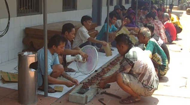 Napi Lapas Mojokerto Bakar Sate Rame-rame
