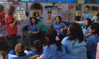 Penghuni Rutan Surabaya Dapatkan Pelatihan Perawatan Rambut