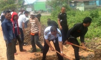Klien Bapas Banjarmasin Gotong Royong Perlebar Jalan
