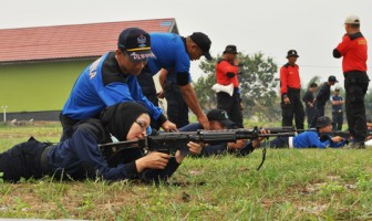 Petugas Lapas Sampit Dilatih Menembak