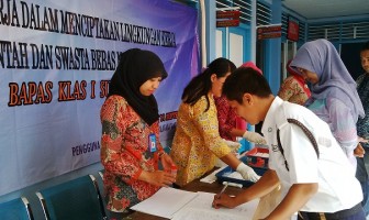 Dukung Indonesia Bebas Narkoba, Pegawai Bapas Surabaya Dites Urin