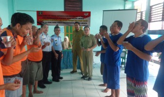Kepala Lapas Amuntai Ajak Warga Binaan Minum Obat Kaki Gajah Bersama