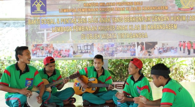 Anak LPKA Karangasem Bhakti Sosial di Objek Wisata Tirta Gangga