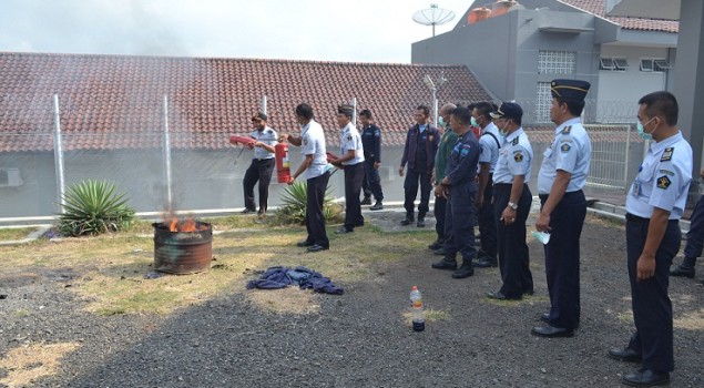 Lapas Batu Adakan Simulasi Pemadam Kebakaran