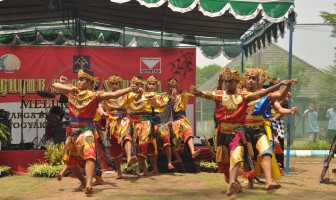 Pukau Penonton, Penari Lapas Narkotika Yogya Bawakan Tari Enggelek Agul â€“ Agul