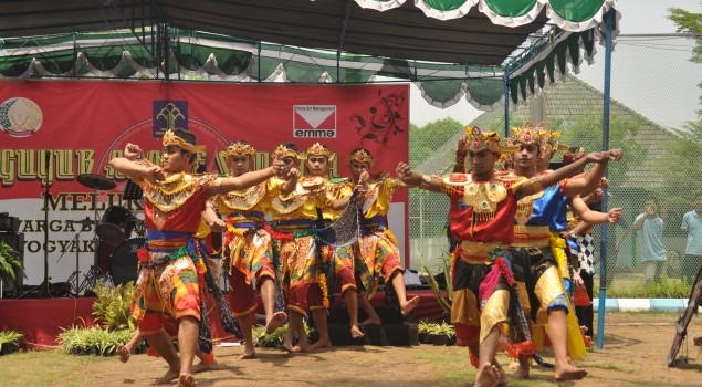 Pukau Penonton, Penari Lapas Narkotika Yogya Bawakan Tari Enggelek Agul â€“ Agul