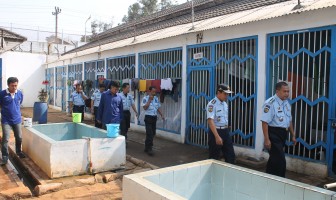 Dekatkan Diri dengan WBP, Kalapas Semarang Kontrol Blok Hunian