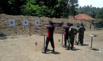 Tak Hanya Menembak, Petugas Lapas Tabanan Juga Dilatih Rawat Senpi