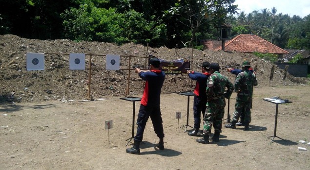 Tak Hanya Menembak, Petugas Lapas Tabanan Juga Dilatih Rawat Senpi