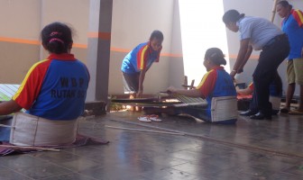 Rutan SoE Kembangkan Bakat WBP Melalui Keterampilan Tenun Ikat