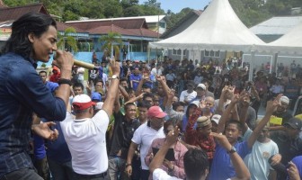 Senangnya, Warga Lapas Dihibur Charly Van Houten