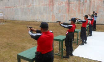 Petugas Rutan Wates Latihan Menembak Bersama KODIM 0731