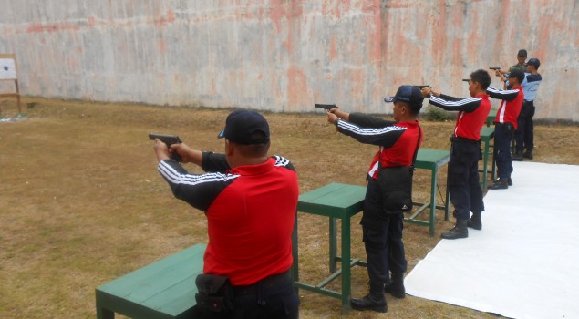 Petugas Rutan Wates Latihan Menembak Bersama KODIM 0731