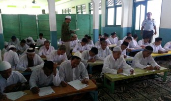 Hasil Belajar Santri Pesantren Lapas Cilacap Diujikan