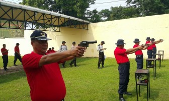 Kalapas Malang Juarai Turnamen Menembak Kakanwil Cup 2015