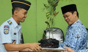 Lapas Warungkiara Serahkan Ribuan Bibit Pohon Produktif