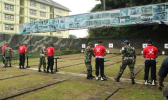 50 Petugas Rutan Bandung Latihan Menembak