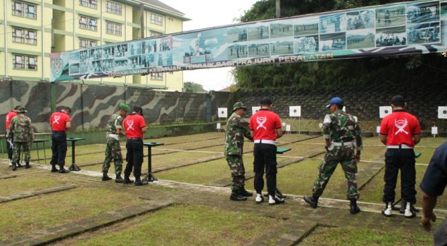 50 Petugas Rutan Bandung Latihan Menembak