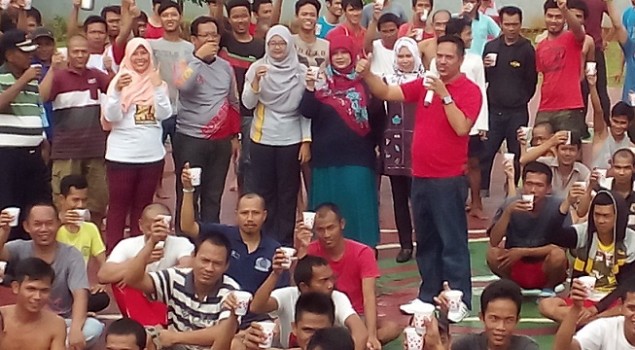 500 WBP Lapas Serang Minum Susu Bersama