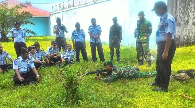 30 Pegawai Lapas Pariaman Simulasikan Penggunaan Senjata M16