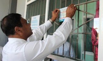 Kakanwil Maluku Tempelkan Sticker Layanan Informasi Pemasyarakatan