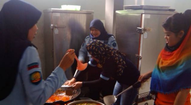 WBP Wanita Bantu Proses Masak di Dapur Rutan Garut