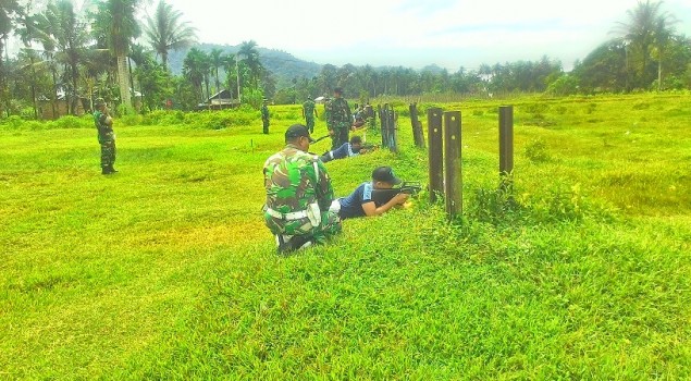 Petugas Lapas Pariaman Tingkatkan Keterampilan Menembak