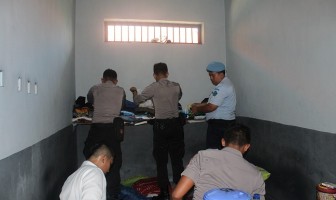 Seluruh Petugas Lapas Slawi Razia Blok Hunian WBP