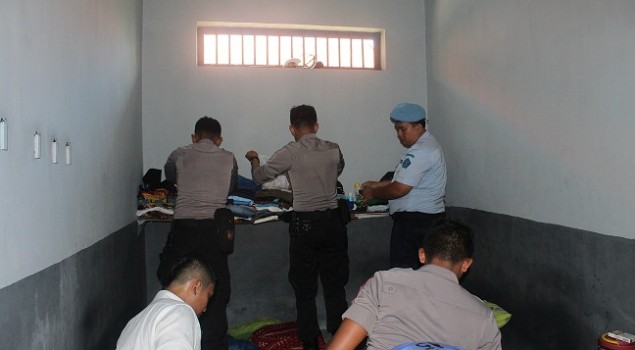 Seluruh Petugas Lapas Slawi Razia Blok Hunian WBP