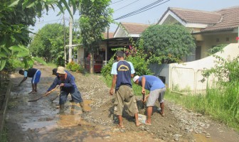 Lapas Gunung Sindur Kerahkan WBP Perbaiki Jalan Warga