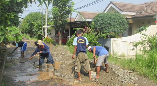 Lapas Gunung Sindur Kerahkan WBP Perbaiki Jalan Warga