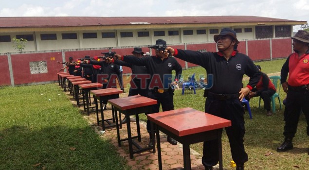 Petugas Lapas Pasir Pengaraian Ikuti Latihan Menembak di SPN Pekanbaru