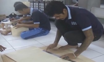 Warga Binaan Rutan Garut Membuat Kerajinan Tangan