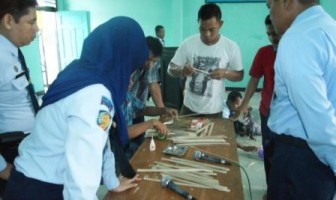 Klien Bapas Madiun Jadi Instruktur Pembuatan Kapal dari Bambu