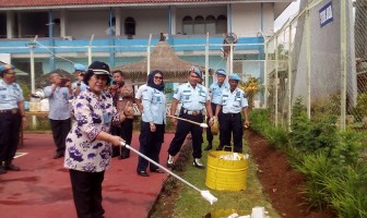 Lapas Serang Musnahkan Barang Terlarang Hasil Penggeledahan