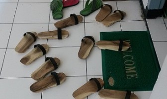 Rutan Bantul Wajibkan Pengunjung Pakai Sandal Kayu