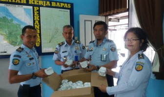 Bagikan Alat Tes Urine, Bapas Pekanbaru Melawan Penyalahgunaan Narkoba