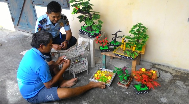 Koran Bekas Disulap Menjadi Barang Bernilai Jual