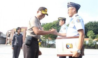 Petugas Rutan Medaeng Dapat Penghargaan dari Kapolres Sidoarjo