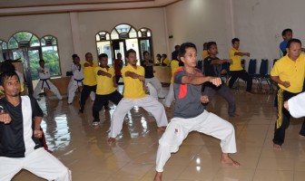 Pegawai Bapas Polewali Latih Diklat Taekwondo