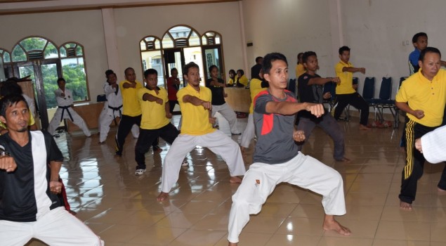 Pegawai Bapas Polewali Latih Diklat Taekwondo